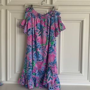 Beautiful Lilly Pulitzer off the shoulder dress. 21 inches across and 31 inches